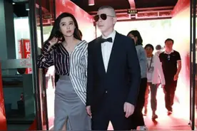 范冰冰与冯小刚出席活动，网友：冯小刚什么时候这么白？图片