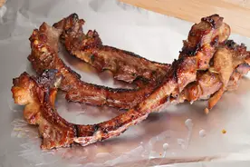 深秋，排骨再贵也要吃，一手抓一根，啃着太香了，家人常吃身体棒图片