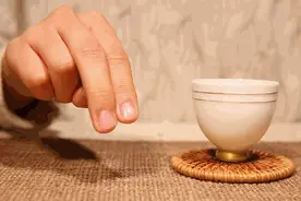 年会上那些酒桌礼仪小细节，你知道几个？这几个细节不要再忽略图片