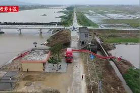 椰视频 | 万宁消防出动“龙吸水”将城区内河往外河排水图片