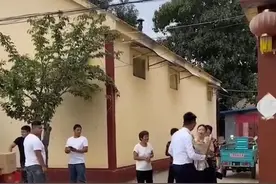 山东一小伙提亲太激动，抱花与女友擦肩而过不自知，女友反应亮了图片