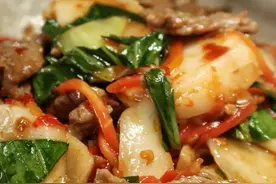 炒白年糕来吃。菜籽油烧烫，丢两瓣蒜，一撮青花椒，酥一酥。图片