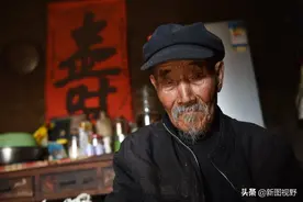 他今年102岁，喜欢喝早酒，膝下子孙120多人，经常上街遛弯图片