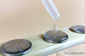 魔力科学小实验，你喝的是真正的天然矿泉水吗？用硬币一试便知图片