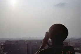易烊千玺晒复古胶片风照片 戴银框眼镜变身摄影师图片