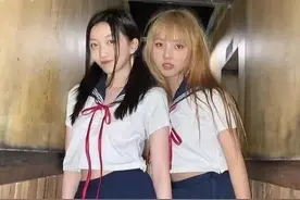 王菲女儿李嫣穿JK服，14岁早熟露腰，一个细节暴露她的不自信图片