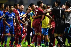 足坛暴力犯规合集，看那些足坛恶汉，一个更比一个狠图片