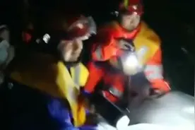 山东诸城暴雨突袭 五口被困 消防紧急救援图片