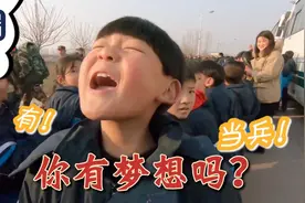 武警拉练偶遇大型追星现场图片