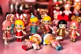 让 95 后「疯狂」的塑料玩偶，凭什么价值 1000 亿？图片