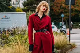 不得不说，大衣越旧越时髦！瞧下面女人这样旧衣翻穿，是有多美图片