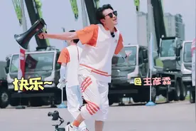 当放飞自我的王彦霖遇到吴奇隆，像极了孩子忘我时突然出现的爸妈图片
