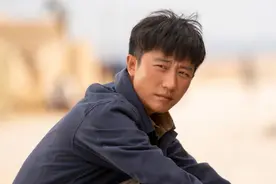 19岁被张艺谋看中，冯小刚郑晓龙争相用他，黄轩究竟有什么魔力？图片