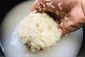 煮白饭，学问真不少，不妨试试“1淘2搅3浸泡”，饭香浓口感好图片