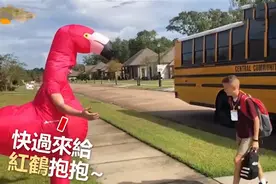 超有爱兄弟情！17岁哥哥每天精心“变装”，等待弟弟放学回家图片
