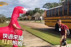 超有爱兄弟情！17岁哥哥每天精心“变装”，等待弟弟放学回家图片
