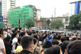 「现场」民众自发为袁隆平送行，高呼“一路走好”，5人讲述：想瞻仰，哪怕远远看着图片
