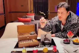64岁吕良伟晒近照，身穿1万浴袍抢眼，曾曝老婆帮赚几亿身价图片
