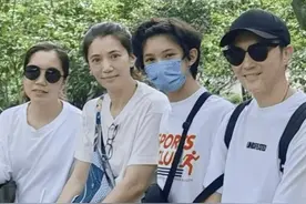 张智霖带妻儿出游，3人同穿基础款简约大方，14岁儿子眉眼太像妈图片