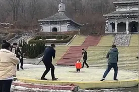 8个舅舅只有一个小外甥女，回姥姥家场面太壮观了，网友无法淡定图片