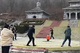 8个舅舅只有一个小外甥女，回姥姥家场面太壮观了，网友无法淡定图片