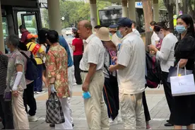本端记者连续两天走访：北京人流密集的公交车站防疫仍存漏洞图片