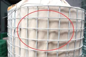 为什么砌墙要加一层铁丝网？工人若是没这么做，没住几年就开裂图片