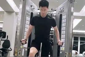 做定赌王女婿，何超莲深夜晒居家照窦骁卖力健身，两人疑似同居图片