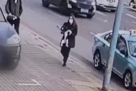 辽宁一女子将受伤狗狗遗弃，狗狗不舍拖着后腿追赶，场面让人心疼图片