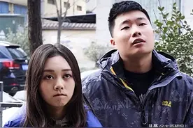 哥哥藏私房钱被赶了出来，妹妹仗义请他吃饭，谁知她哥竟不干人事图片