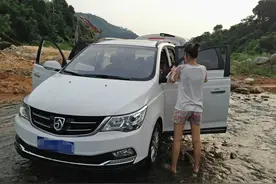 农村小伙8万买辆宝骏，为庆祝摆20桌宴席，网友：穷嘚瑟啥？图片