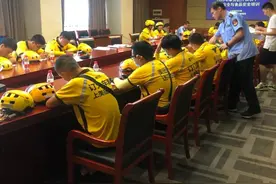 街上那一抹亮黄——美团外卖小哥入职先安全培训！快来康康图片