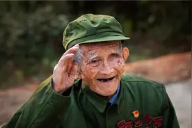 市里寻找退伍老兵，百岁老农掏出23枚军功章，揭开60年的秘密图片