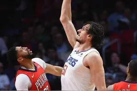 NBA天赋压制瞬间：博班用身高戏耍浓眉，锡安生抢字母哥的球图片