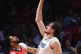 NBA天赋压制瞬间：博班用身高戏耍浓眉，锡安生抢字母哥的球图片