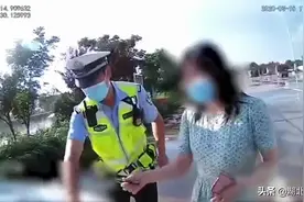 女司机高速违停：为了舒服点换下高跟鞋图片
