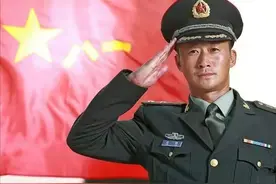 明星庆八一建军节：吴京连续4年晒照庆祝，张小斐罕见秀军装旧照图片