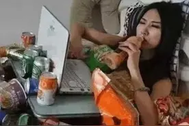 被刚刚捕捉的黑色“龙虾”蜇了一口，瞬间就困了！搞笑GIF图文图片