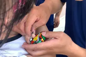 邢台10个月大男童手指被卡，消防员边安慰边救助图片