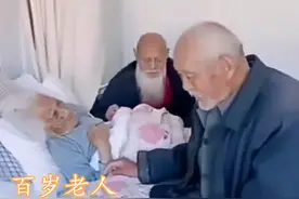 72岁女儿吃樱桃看电视，被嘲讽不包饺子，92岁妈妈：让她歇歇图片