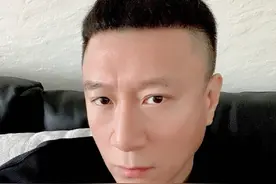 孙红雷网晒自拍照，栗子头发型吸睛，被粉丝吐槽美颜太过了图片