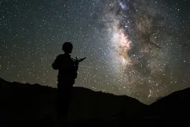 ​同一片星空下，你我深情凝望图片
