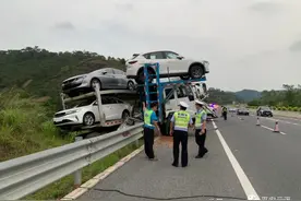 牵引车“神龙摆尾”失控自撞，超长超限结果岂是你能驾驭得住！图片