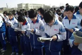 她高考时语文卷没写名字，考英语睡觉，成绩公布后成广西状元图片