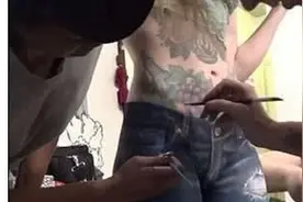 美女画了一条牛仔裤上街，居然没人知道，网友：心太大！图片