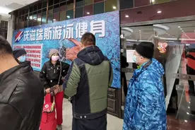 大半夜搬家？哈尔滨一健身馆吊车搬器材，会员发现拦住车，报警了！图片