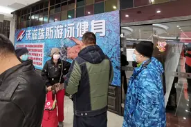 大半夜搬家？哈尔滨一健身馆吊车搬器材，会员发现拦住车，报警了！图片
