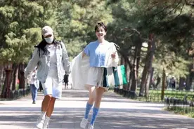 陈小纭的长相跟不上年龄，32岁还像23岁小姑娘，穿清新色更显小了图片
