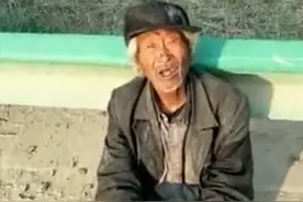 7旬老汉千里骑车回家，路过小伙给老大爷100块钱，老大爷下跪感谢图片