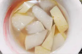 超级简单的冰糖雪梨的做法，家里有小孩和老人要多吃，清肺止咳图片